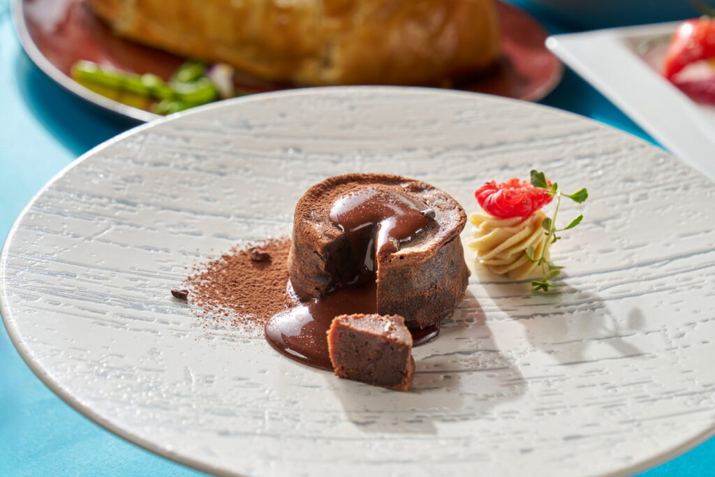 嚴選法芙娜巧克製成濃郁口感的法式巧克力熔岩蛋糕(台北福華大飯店提供)