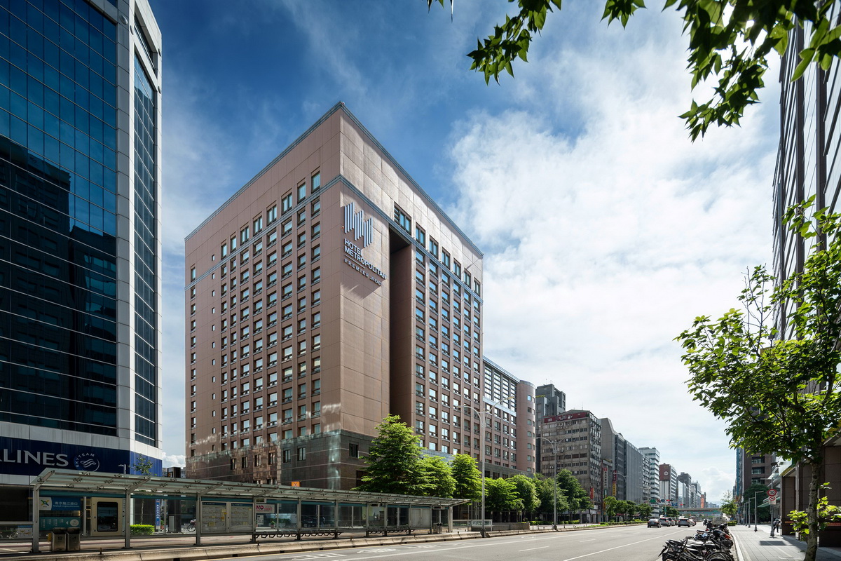 JR東日本大飯店台北是JR東日本集團首間海外飯店，位於台北市中心南京東路，提供288間客房及套房，每間房皆設有浴缸及免治馬桶。